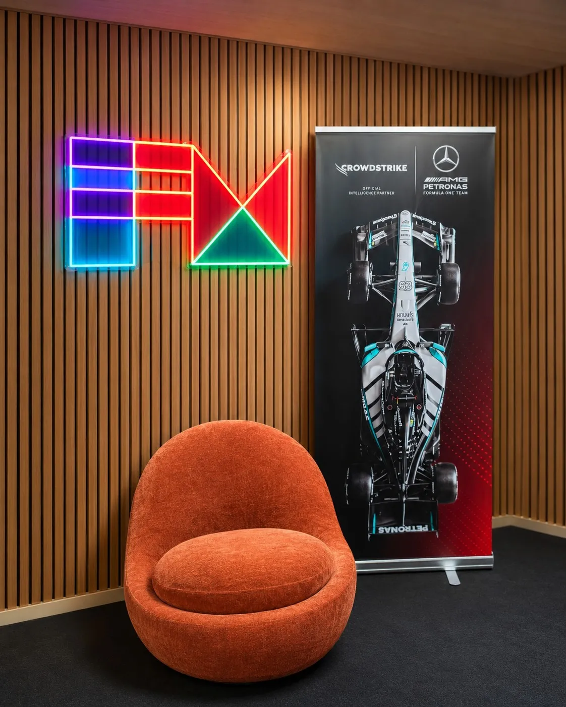 Loungen hos FM CyberSecurity i Oslo, med neonlogoen på veggen